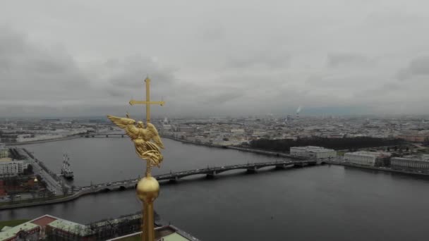 Vista aérea da Fortaleza de Pedro e Paulo em São Petersburgo, o centro histórico da cidade. Voando ao redor de um anjo na torre da Fortaleza de Pedro e Paulo — Vídeo de Stock