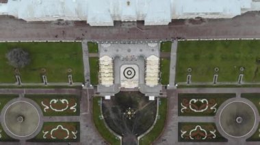 Güzel Peterhof sarayı ve büyük çağlayan üst havadan görünümü. Pırıl pırıl çeşmeler. Altın heykeller. Eşsiz hava drone uçuşu. Peterhof Büyük Saray. Üstte görüntü
