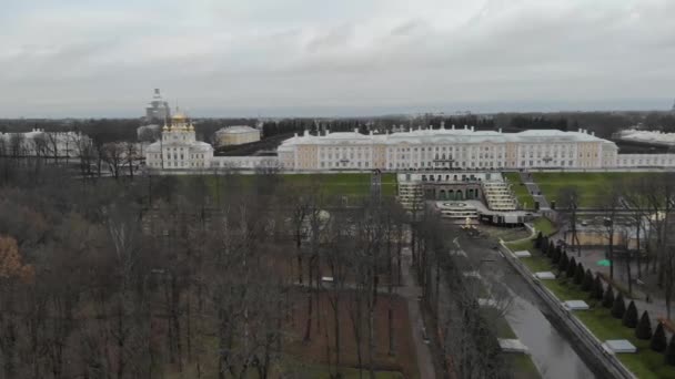 Vídeo aéreo de drones de hermosa arquitectura vintage, parque verde y palacio en el centro de Peterhof, en los suburbios de San Petersburgo — Vídeos de Stock