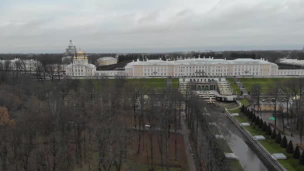 Luftdrohnenvideo von schöner Vintage-Architektur, grünem Park und Schloss im Peterhof-Zentrum, in den Vororten von Sankt Petersburg — Stockvideo