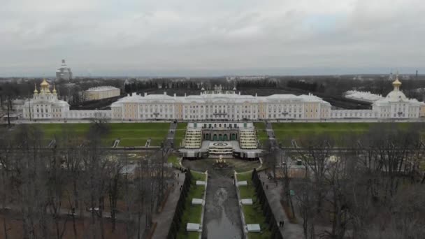 Vista aérea superior del hermoso palacio Peterhof y gran cascada. Fuentes brillantes. Estatuas doradas. Vuelo aéreo único con drones. Peterhof Gran Palacio — Vídeos de Stock