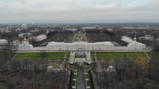 Top aerial view of beautiful Peterhof palace and grand cascade. Sparkling fountains. Golden statues. Unique aerial drone flight. Peterhof Grand Palace — Stock Video