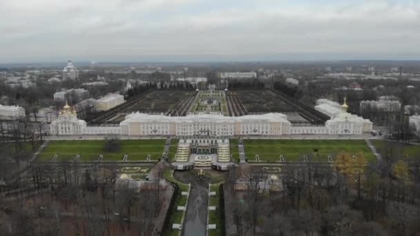 Vista aérea superior del hermoso palacio Peterhof y gran cascada. Fuentes brillantes. Estatuas doradas. Vuelo aéreo único con drones. Peterhof Grand Palace. Peterhof alrededores — Vídeos de Stock