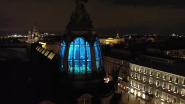 Geceleri Saint Petersburg'daki Kitaplar Evi.