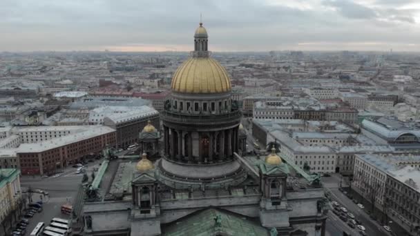 Catedral de San Isaacs en la Plaza de San Isaacs en San Petersburgo en el día lluvioso de otoño — Vídeos de Stock