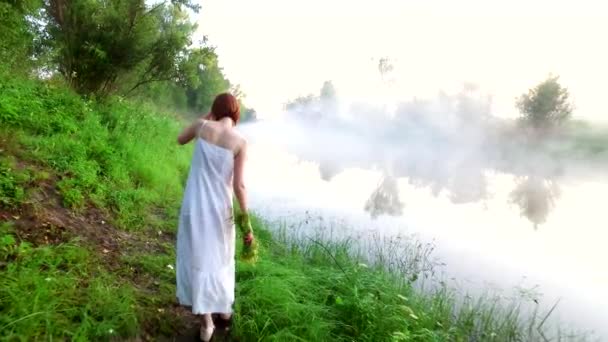 Sisli nehir tarafından aşağıdaki kadınların Görüntüleri — Stok video