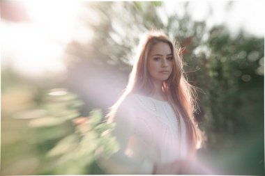 Güneş ışığı ile yeşil sonbahar çalılar genç kadınlar