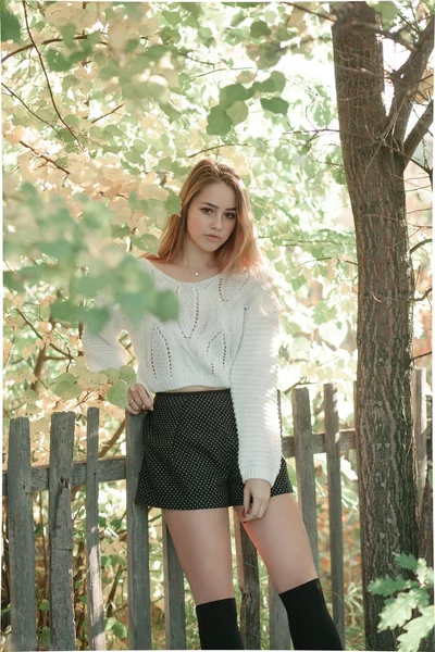 Portrait of cute girl in woody countryside — Stock Photo, Image