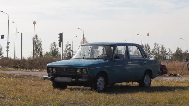 Staré modré auto zničeno 50 kg pískového sáčku — Stock video