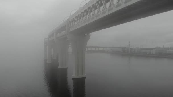 Pasando por el puente con niebla pesada alrededor — Vídeos de Stock