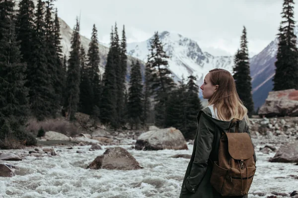 Nehir kenarında duran ve uzaklara bakan kız. — Stok fotoğraf