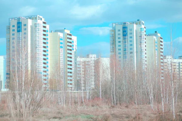 Parlak mavi gökyüzü altında modern binalar, Rusya — Stok fotoğraf