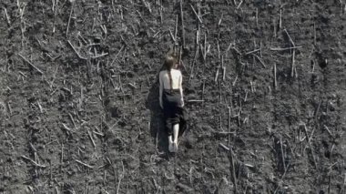 Yerde yatan gril yukarıdan aşağıya görünümü