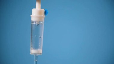 Mavi arka plan üzerinde hastane damla sayacına yakın