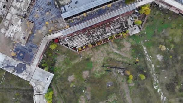 Вид сверху на старый заброшенный аэропорт — стоковое видео