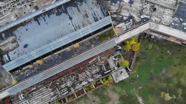 Vista de cima para baixo no edifício enferrujado do aeroporto abandonado — Vídeo de Stock