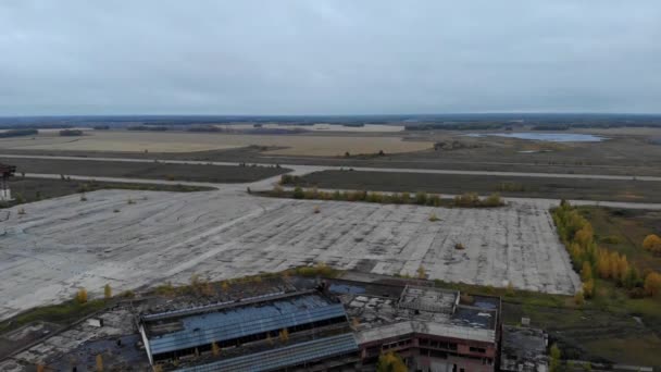 Luchtfoto op oude verlaten luchthaven gebouw — Stockvideo