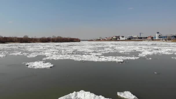 Moviéndose sobre el frío río helado con lejano cielo azul — Vídeos de Stock