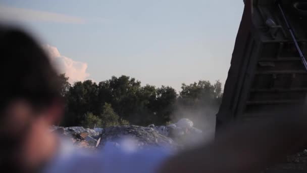 Tehergépjármű-kirakodási hulladék, hulladéklerakó, szeméttelep. Bezárás nézet — Stock videók