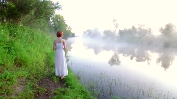 Bliska na kobiety stojące przez mgliste rzeki — Wideo stockowe