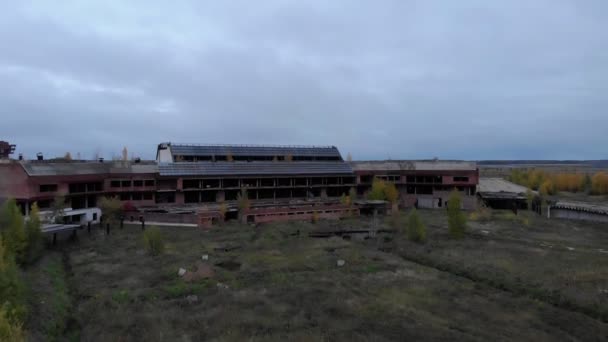 Staré opuštěné letištní budovy před studenou tmavomodrou oblohou — Stock video