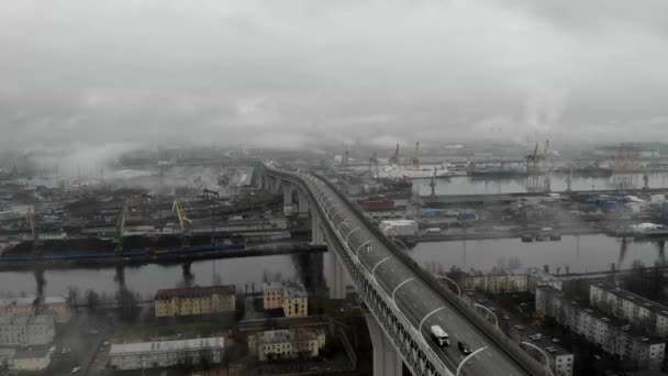 Vista panorámica del paisaje urbano de niebla gris industrial — Vídeo de stock