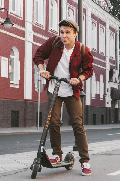 Guy having fun on scooter, Moscow, Russia — Stock Photo, Image