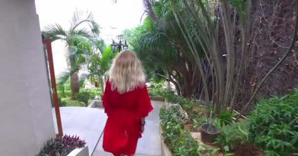 Chica rubia caminando abajo en el hotel tropical — Vídeo de stock