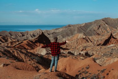 Clourful kanyonun önünde duran adam