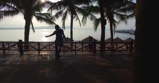 Femme dansant sur le porche à la plage — Video