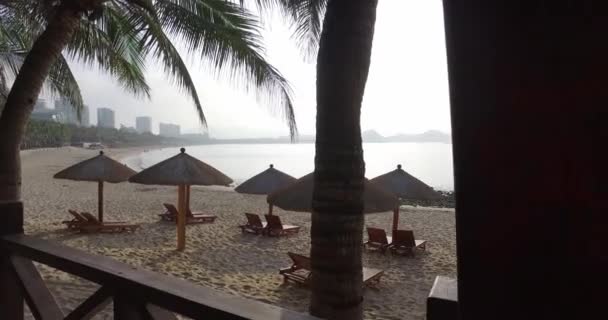 Jet po pláži na začátku slunce — Stock video