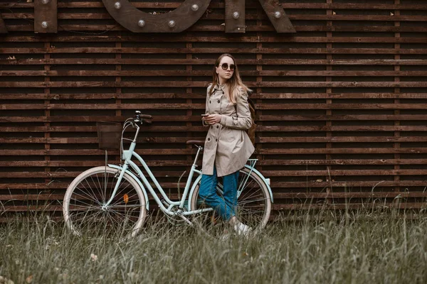 Hübsches Mädchen mit Oldtimer-Fahrrad im hohen Gras — Stockfoto