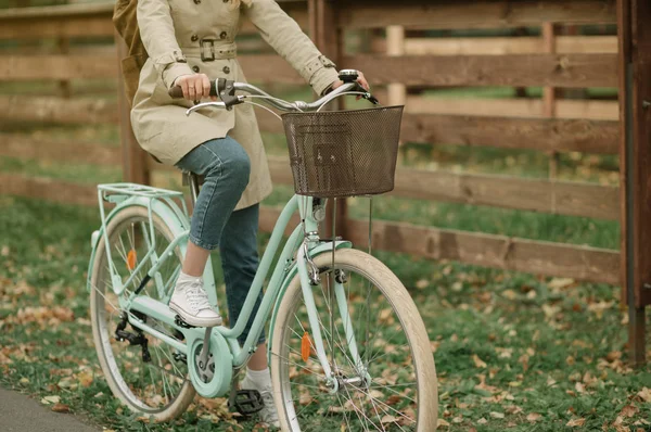 Mädchen fährt Fahrrad im Herbstpark — Stockfoto