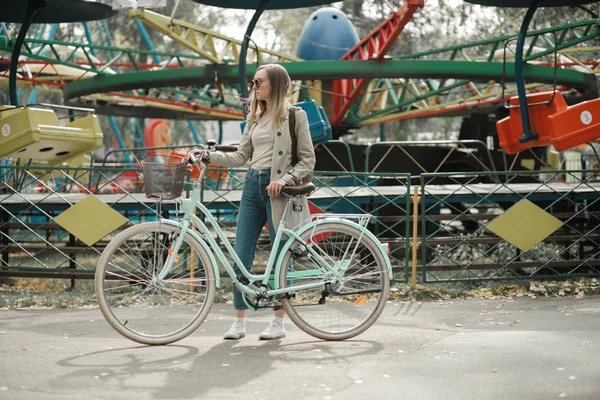 Mädchen schaut mit Fahrrad in Freizeitpark weg — Stockfoto