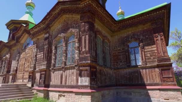 Antigua iglesia de madera con hermosas cúpulas doradas — Vídeo de stock
