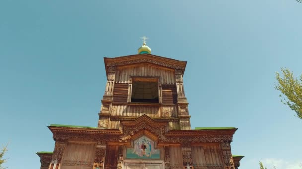 Blick von oben nach unten auf russische Kirche — Stockvideo
