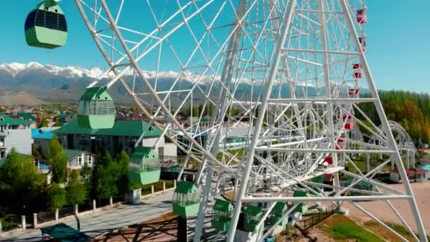 Vue aérienne sur la grande roue au bord de l'eau — Video