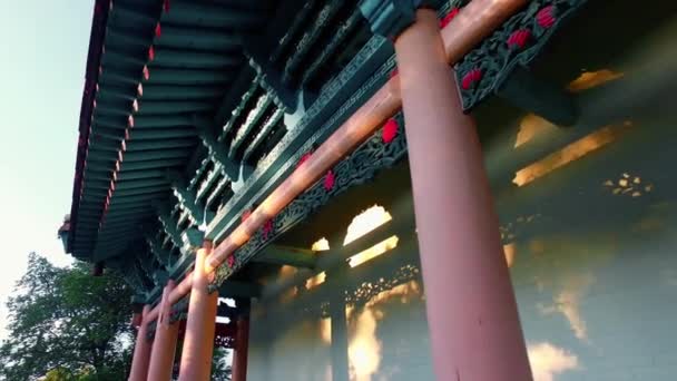 Colourful arch of the ancient Buddhist temple — Stock Video