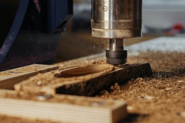Ahşap fabrikasında, cnc makineli bir makine. Bilgisayar sayısal denetimi