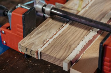 Atölyede ahşap bağlanıyor. Farklı ahşap türleri için zamk kullanımı. Mutfak için atölye hazırlıyorum. Bir zanaatkar olarak çalış. Bir kesme tahtası dizaynı oluşturuluyor