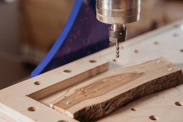 Obrabiarka w fabryce drewna z wiertarkami CNC. Sterowanie numeryczne komputerowe — Zdjęcie stockowe