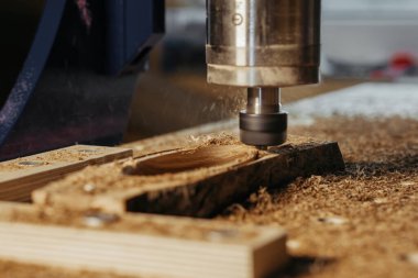 Ahşap fabrikasında, cnc makineli bir makine. Bilgisayar sayısal denetimi