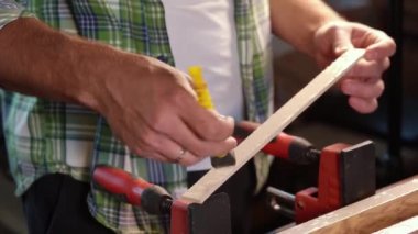 Atölyede ahşap bağlanıyor. Farklı ahşap türleri için zamk kullanımı. Mutfak için atölye hazırlıyorum. Bir zanaatkar olarak çalış. Bir kesme tahtası dizaynı oluşturuluyor