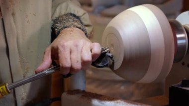 Zanaatkar, otantik atölyede bir atölyede çalışıyor. Ahşap işçisi ahşabı bankla idare eder. Güzel ahşap el yapımı yemekler yapıyorlar. Alışılmadık bir plaka oluşturuldu. Marangoz yumuşak odak ile odun kesiyor.