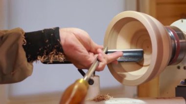 Zanaatkar, otantik atölyede bir atölyede çalışıyor. Ahşap işçisi ahşabı bankla idare eder. Güzel ahşap el yapımı yemekler yapıyorlar. Alışılmadık bir plaka oluşturuldu. Marangoz yumuşak odak ile odun kesiyor.