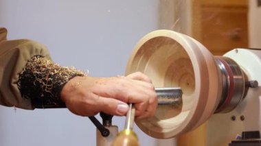 Zanaatkar, otantik atölyede bir atölyede çalışıyor. Ahşap işçisi ahşabı bankla idare eder. Güzel ahşap el yapımı yemekler yapıyorlar. Alışılmadık bir plaka oluşturuldu. Marangoz yumuşak odak ile odun kesiyor.