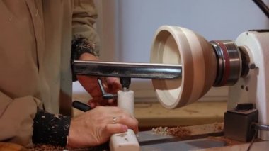 Zanaatkar, otantik atölyede bir atölyede çalışıyor. Ahşap işçisi ahşabı bankla idare eder. Güzel ahşap el yapımı yemekler yapıyorlar. Alışılmadık bir plaka oluşturuldu. Marangoz yumuşak odak ile odun kesiyor.