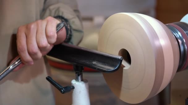 Ambacht werkt met werkstuk in authentieke werkplaats. Houtbewerker behandelt hout per bank. Prachtige handgemaakte houten schotel maken. Creëren van ongewone platen. Timmerman snijdt hout door graver in zachte focus — Stockvideo