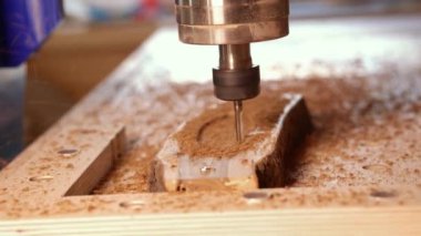 Otomatik değirmen kesme makinesi. Tahta parçaları için delik aç. Yakın çekim..