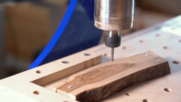 Automatische Fräsmaschine für den Holzschnitt. Bohren Sie Löcher in die Holzstücke. Nahaufnahme. — Stockvideo